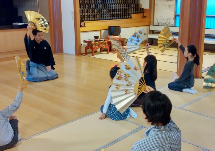 狂言とお琴の体験。親子で伝統芸能に触れる貴重な機会