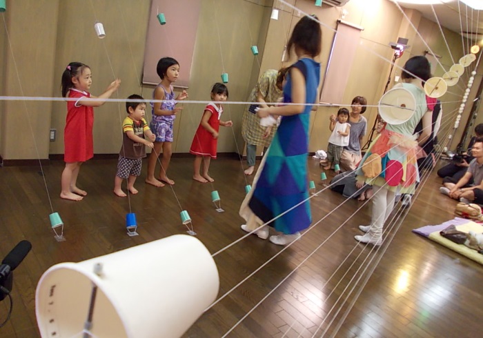 子どもたちも演奏体験。空間全体が楽器になった場所
