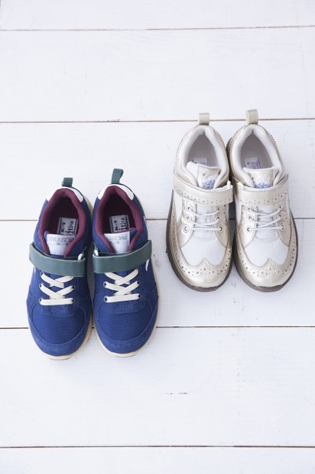 スポーツシューズ(サイズはともに15~24㎝) 右・7884円/SYUNSOKU X-1 designed by Velnica、左・8964円/SYUNSOKU X-1 designed by cokitica