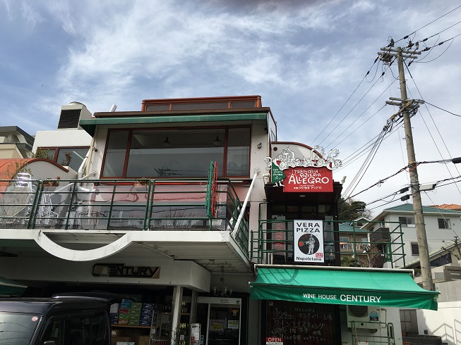 お店は芦屋の高級住宅地の一角に。入り口には『真のナポリピッツァ協会』認定店の証である「VERA PIZZA」の看板が掲げられています。これからの季節は、テラス席も気持ちよさそう〜!