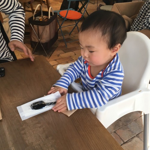 カフェには子ども用の椅子も用意されていました。息子、スプーンを片手に食べる黄満々です。(※キッズ専用メニューなどは特にありません)