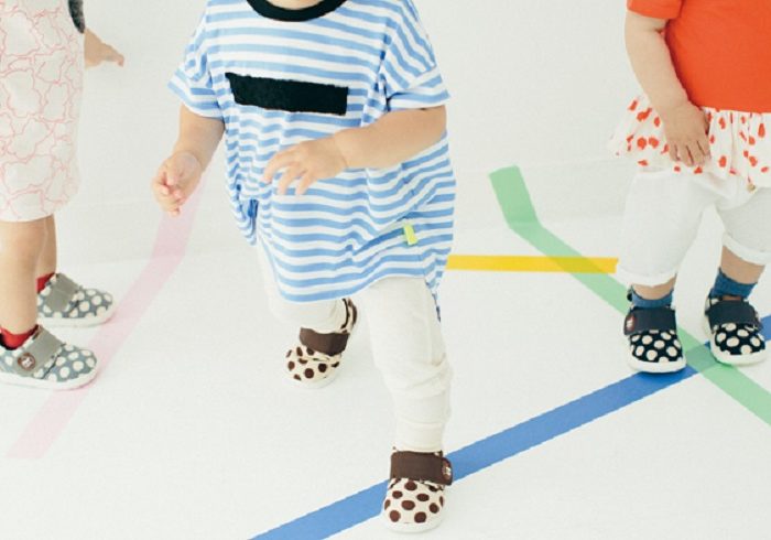 新しい靴のおかげで、1歳半の娘がどんどん歩く子に!
