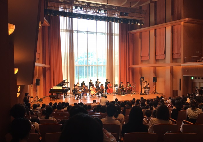 ステージの上に集合! 演奏者の足元で聴くコンサート