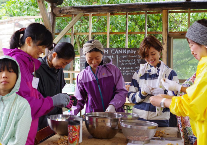 畑作りから収穫物の瓶詰めまで。「FARM CANNING」主宰、西村千恵さんの子育て