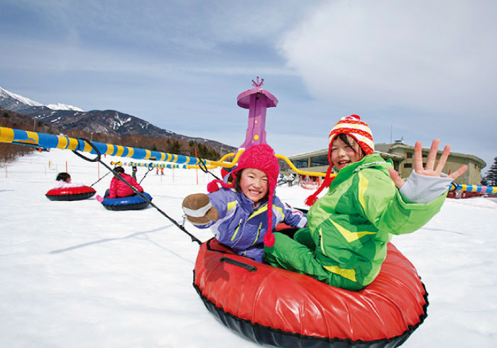 雪上メリーゴーランドが人気。清里で温泉＆スキー