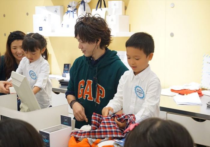 レジからコーディネート提案まで。GAPの店員さんをキッズが体験!