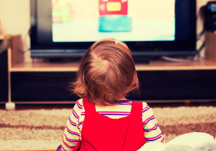 忙しい平日の夕方、テレビをつけっぱなしにしています
