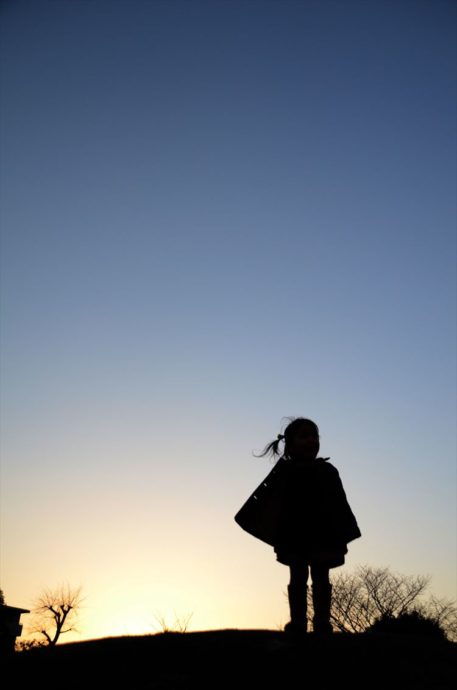 夕日を浴びた シルエット写真に挑戦 ママだから撮れる 子ども写真 働くママの子育てブログ Hanako ママ Web