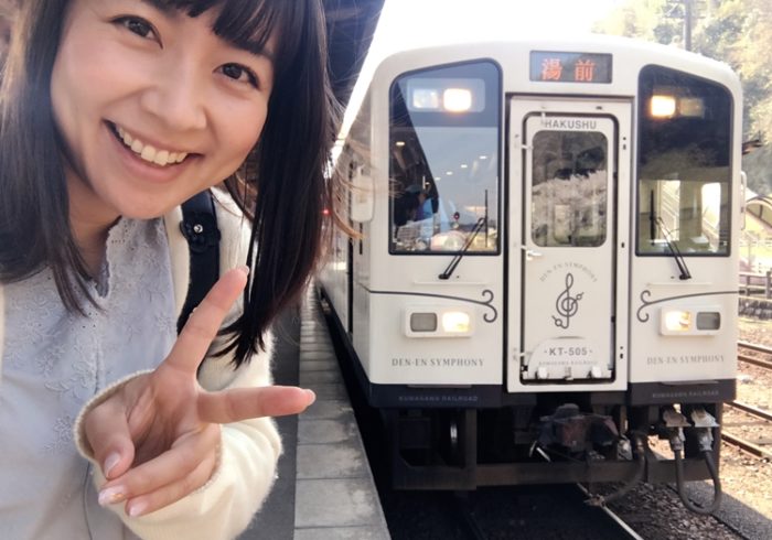 木目調の車内には、ソファのようなシート! 日本一豪華な通学列車「田園シンフォニー」【ママ鉄・豊岡真澄の親子でおでかけ】