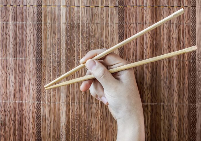 お箸の正しい持ち方が自然と身につく、スプーンを使った遊び