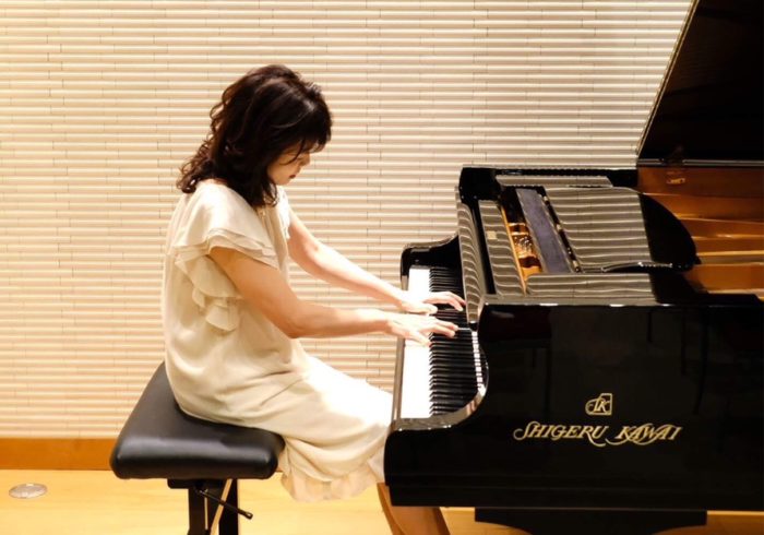 ピアノとともに苦難を乗り越え、男子2人を育て上げた美魔女ピアニスト【岡田ミサコさんインタビュー】