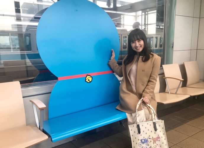 小田急線の登戸駅が すこしふしぎな 空間に みんなに愛されている ドラえもんの世界 がそこに ママ鉄 豊岡真澄の親子でおでかけ 親子で鉄分補給 トピックス Hanako ママ Web