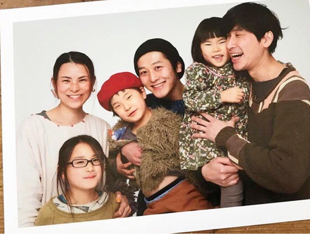 2年前に広川さんに撮ってもらった我が家の家族写真。一人謎な大人が写っているのは、kitutukiの相方シミズダニです。（笑）彼もまた、家族のような存在。