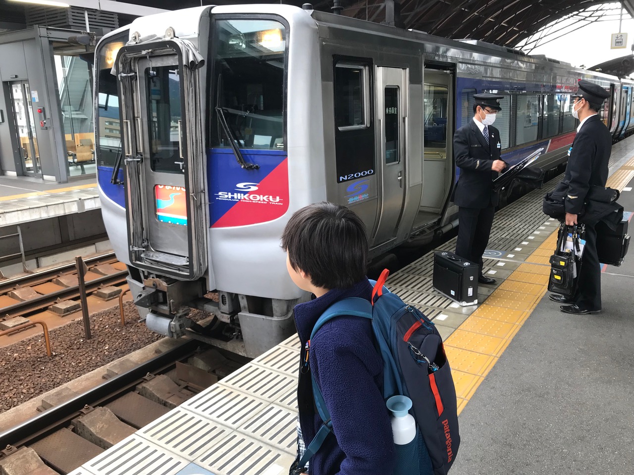 特急を見て楽しむ息子。