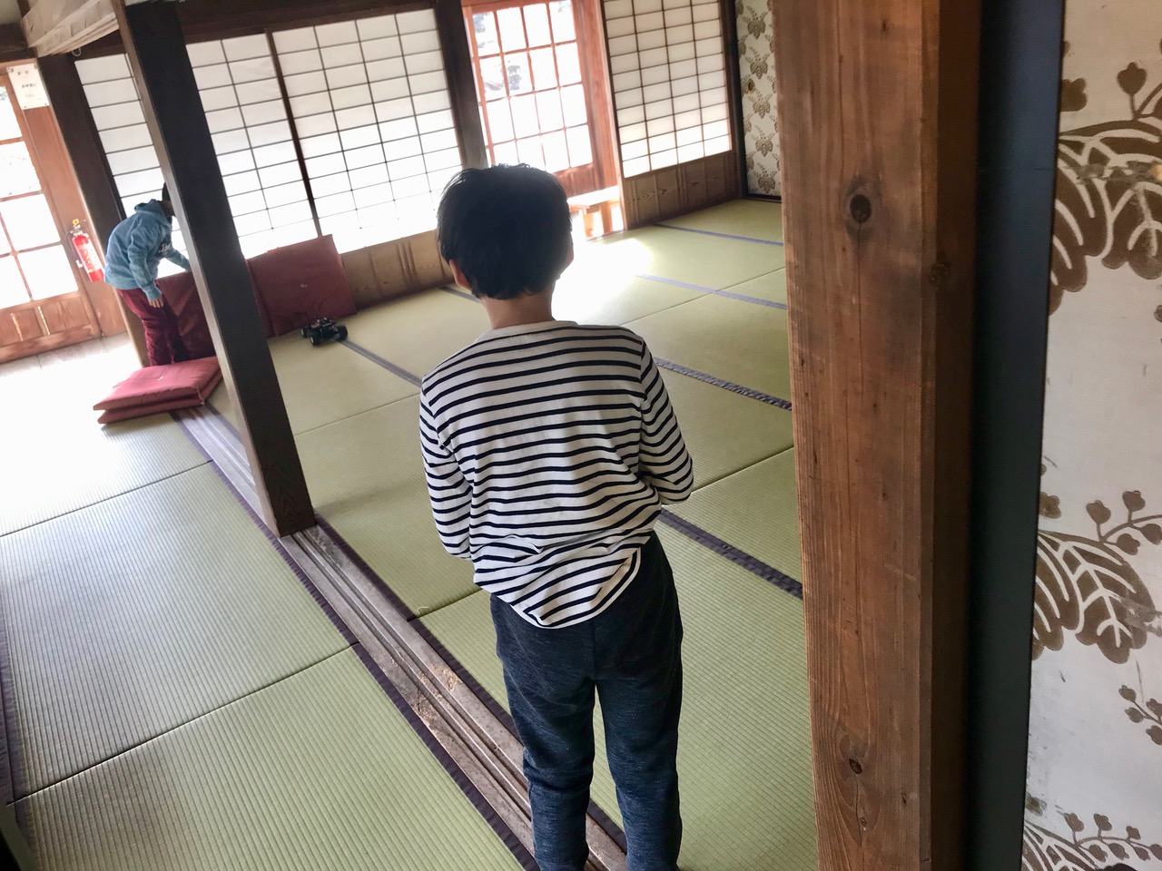お寺の男の子と「ミニ四駆」で遊ぶ息子。