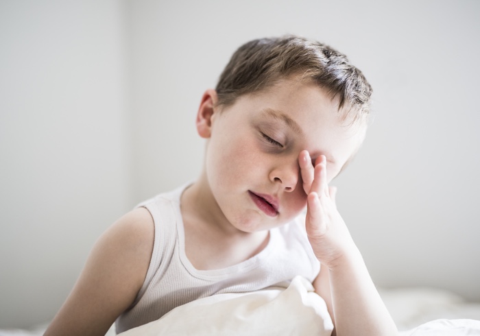 新しいクラスに緊張し、少し疲れている様子の子ども。家ではどう過ごすのが良い?