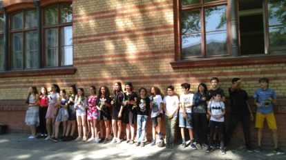 ベルリンの中学校、先生も友達もゲイをカミングアウト。 その時娘たちは？ …