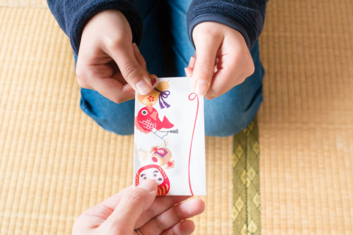 お年玉をもらう子供 / 日本の正月イメージ