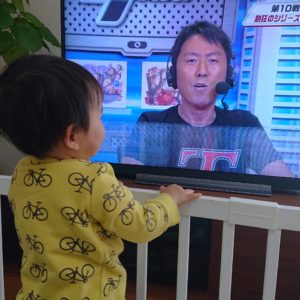 【チュートリアル福田の育児エッセイ・46】テレビに出ているパパに向かって息子が叫んだのは……。