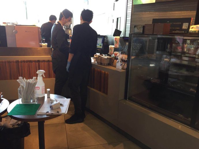 写真1-2 スタバも店内飲食停止中。