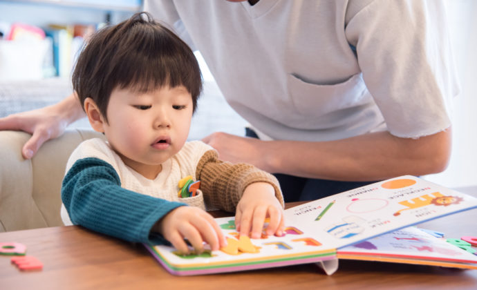 幼児期は 英語を学びやすいって本当 子供の英語教育で試したいこととは 教育 Hanako ママ Web