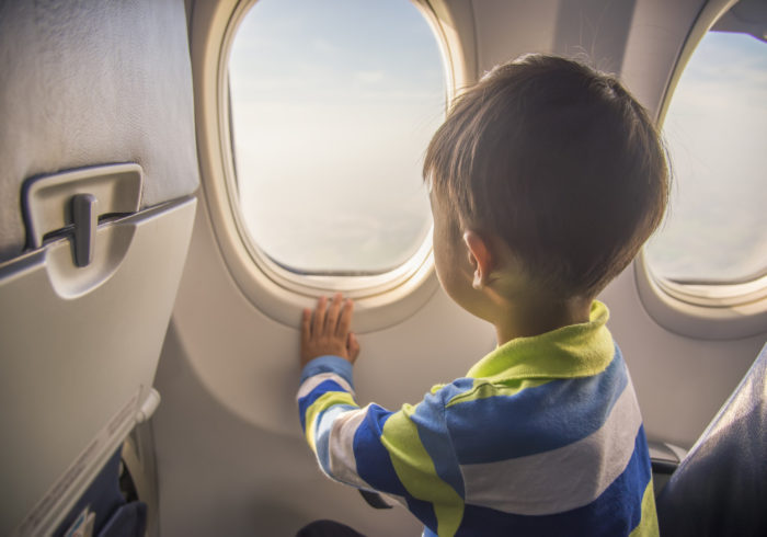子供と飛行機に乗る!グズり回避のために必要な4つのコト