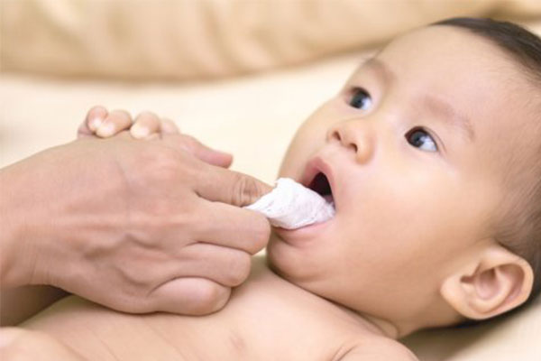 赤ちゃんの歯磨きはいつから どうやって 正しく歯磨きする方法 子育て Hanako ママ Web