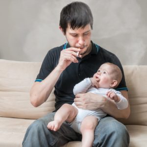 喫煙が子供に与える影響とは？換気扇の下で吸ってもダメ！
