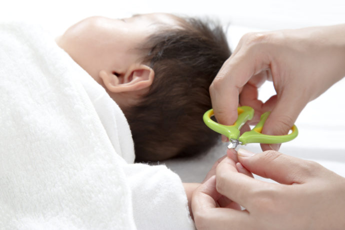 赤ちゃんの爪切りはいつからするべき コツやタイミングについて解説 子育て Hanako ママ Web