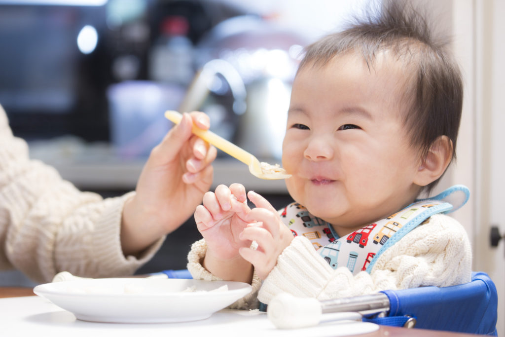 実は大事 赤ちゃんの手づかみ食べはいつから始まるの Hanakoママ 離乳食に慣れてきた赤ちゃんがする 手づか ｄメニューニュース Nttドコモ