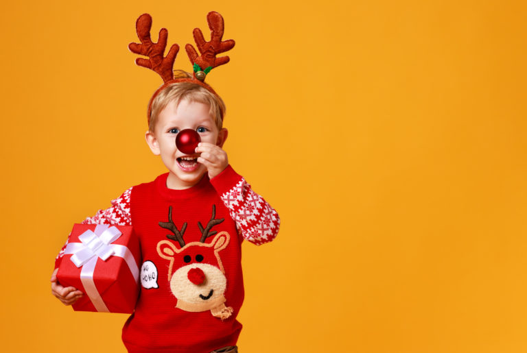 クリスマスにトナカイの格好をする男の子