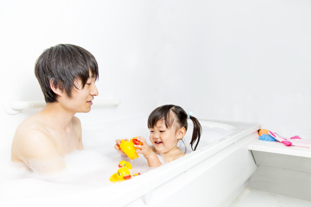 子供とお風呂は何歳までok ひとりでの入浴させるときに気をつけたいこと 子育て Hanako ママ Web