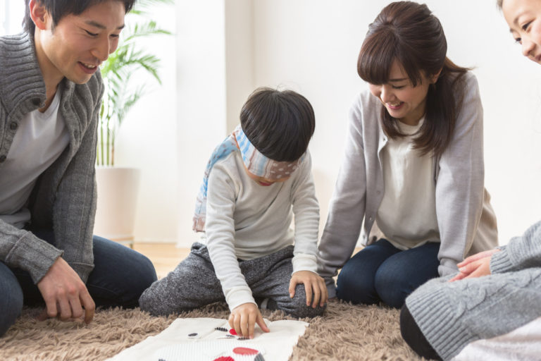 正月に福笑いを楽しむ親子