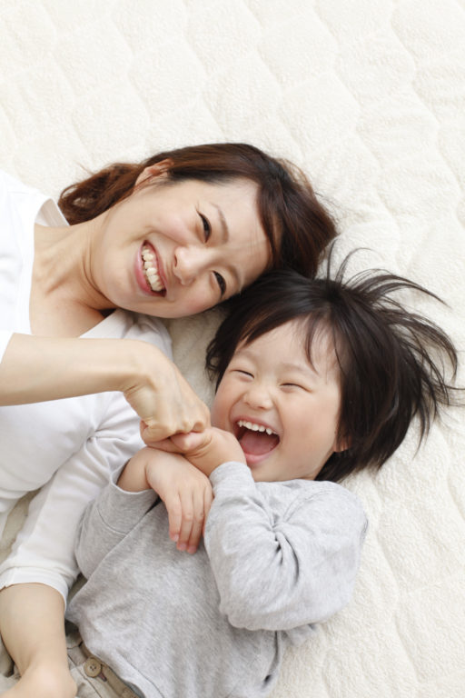 お互い見た夢を楽しそうに話す親子