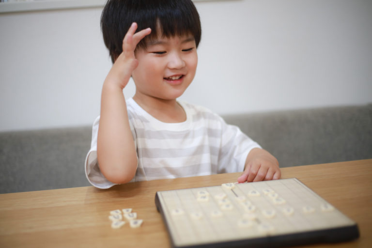 将棋をさす子供