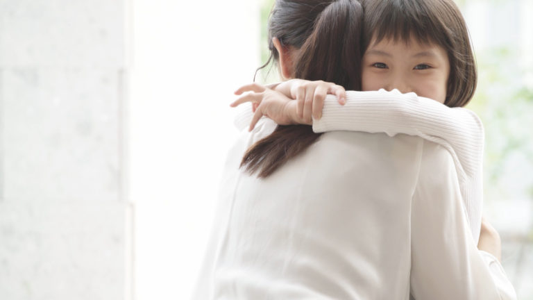 母親に抱きつき甘える子供