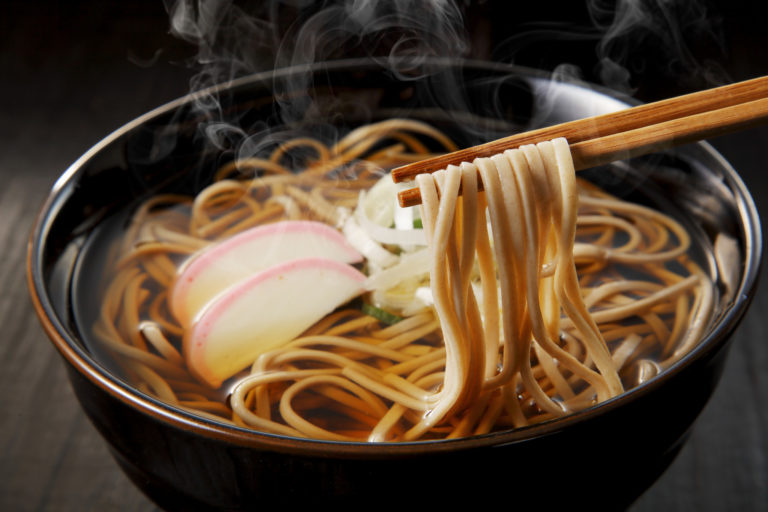 かまぼことねぎを添えたシンプルな年越しそば