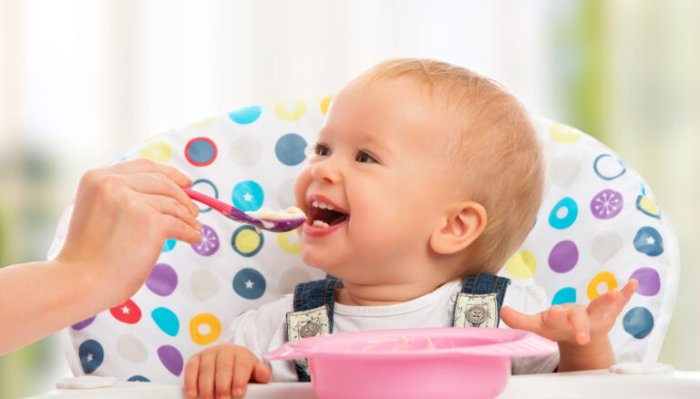 ご飯を食べさせてもらう幼児