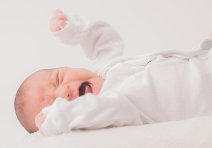 新生児が夜ぐずる原因と対処法！赤ちゃんが寝ない時の寝かし付け方も
