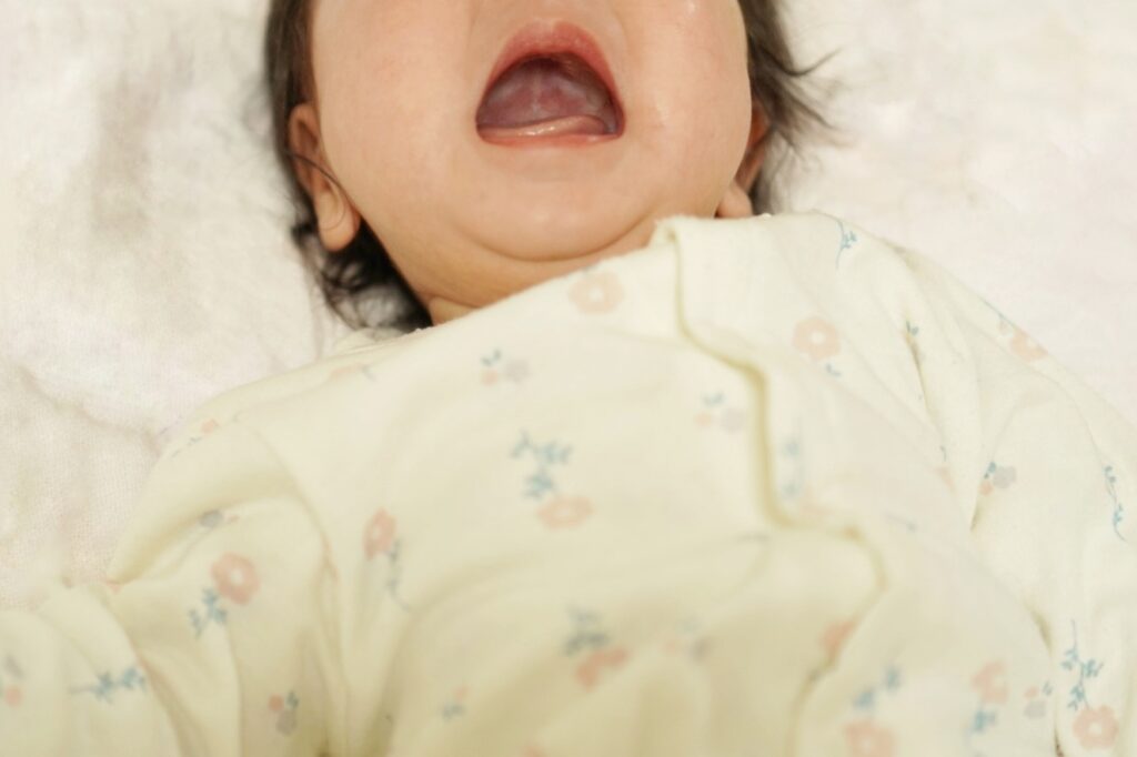 生後1ヶ月の赤ちゃんがぐずる理由とは 乗り切り方や泣き止ませ方も 子育て Hanako ママ Web