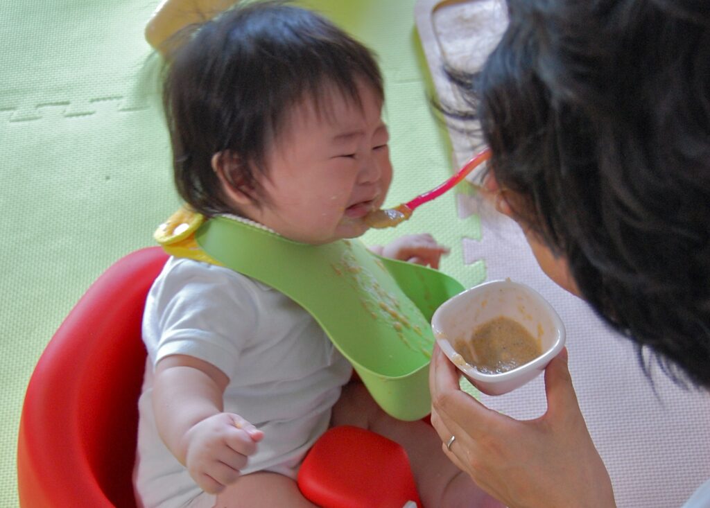 離乳食中や直後に赤ちゃんがぐずる理由とは 対処法も紹介 子育て Hanako ママ Web