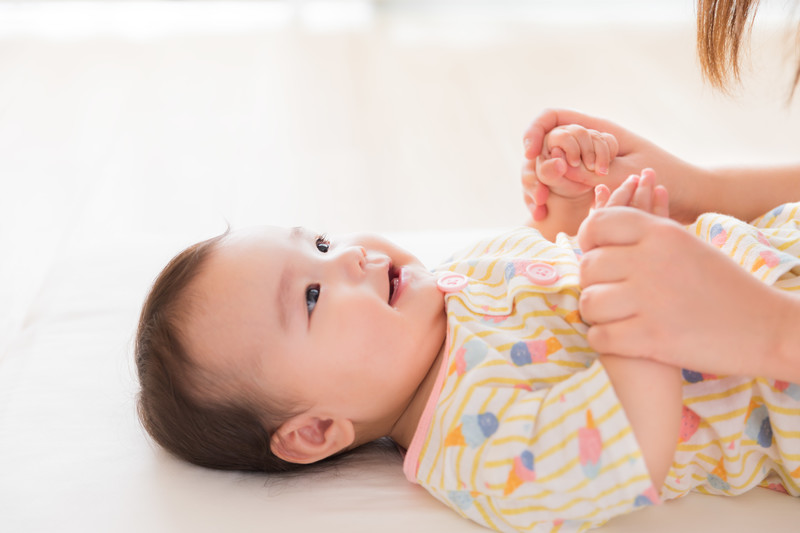 夜寝る前に赤ちゃんがぐずるのはどうして 寝かしつける方法とは 子育て Hanako ママ Web