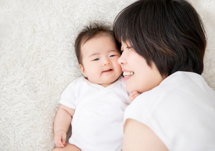 添い寝における危険性とは 赤ちゃんと添い寝するメリットと注意点 子育て Hanako ママ Web