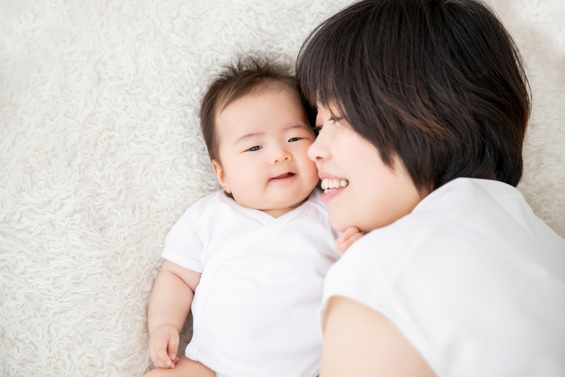 添い寝における危険性とは 赤ちゃんと添い寝するメリットと注意点 子育て Hanako ママ Web