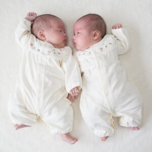 双子のワンオペ育児を乗り切る！お風呂・離乳食・外出のコツを解説