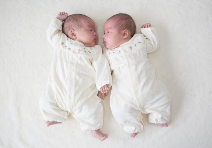 双子のワンオペ育児を乗り切る！お風呂・離乳食・外出のコツを解説