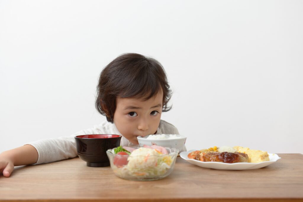 子供のしつけ 食事マナーはいつから どのように教えるべきか 教育 Hanako ママ Web