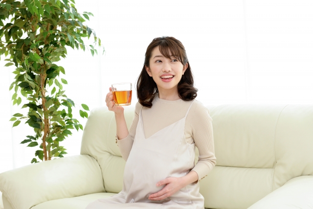 妊娠中に ウーロン茶 や 玄米茶 を飲んでもよい 意外と知らないこんなものにもカフェインが 妊娠 出産 Hanako ママ Web