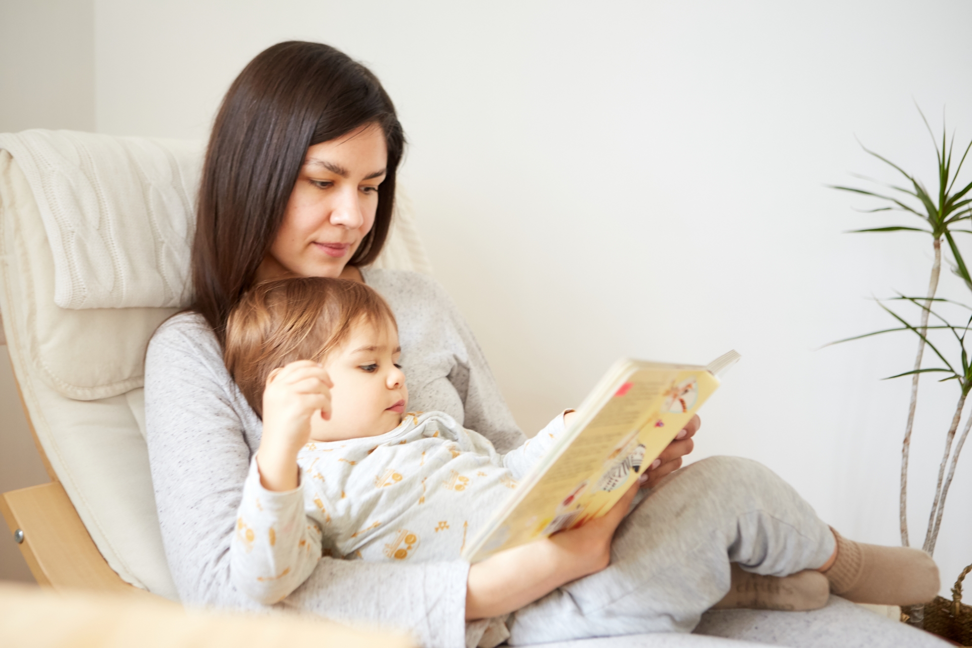 1歳の絵本の読み聞かせがうまくいかない よくある悩みと解決策4選 子育て Hanako ママ Web
