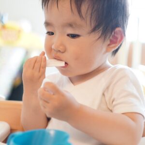 1歳で歯磨きはするべき？正しいやり方と歯磨きの悩みや改善策を解説